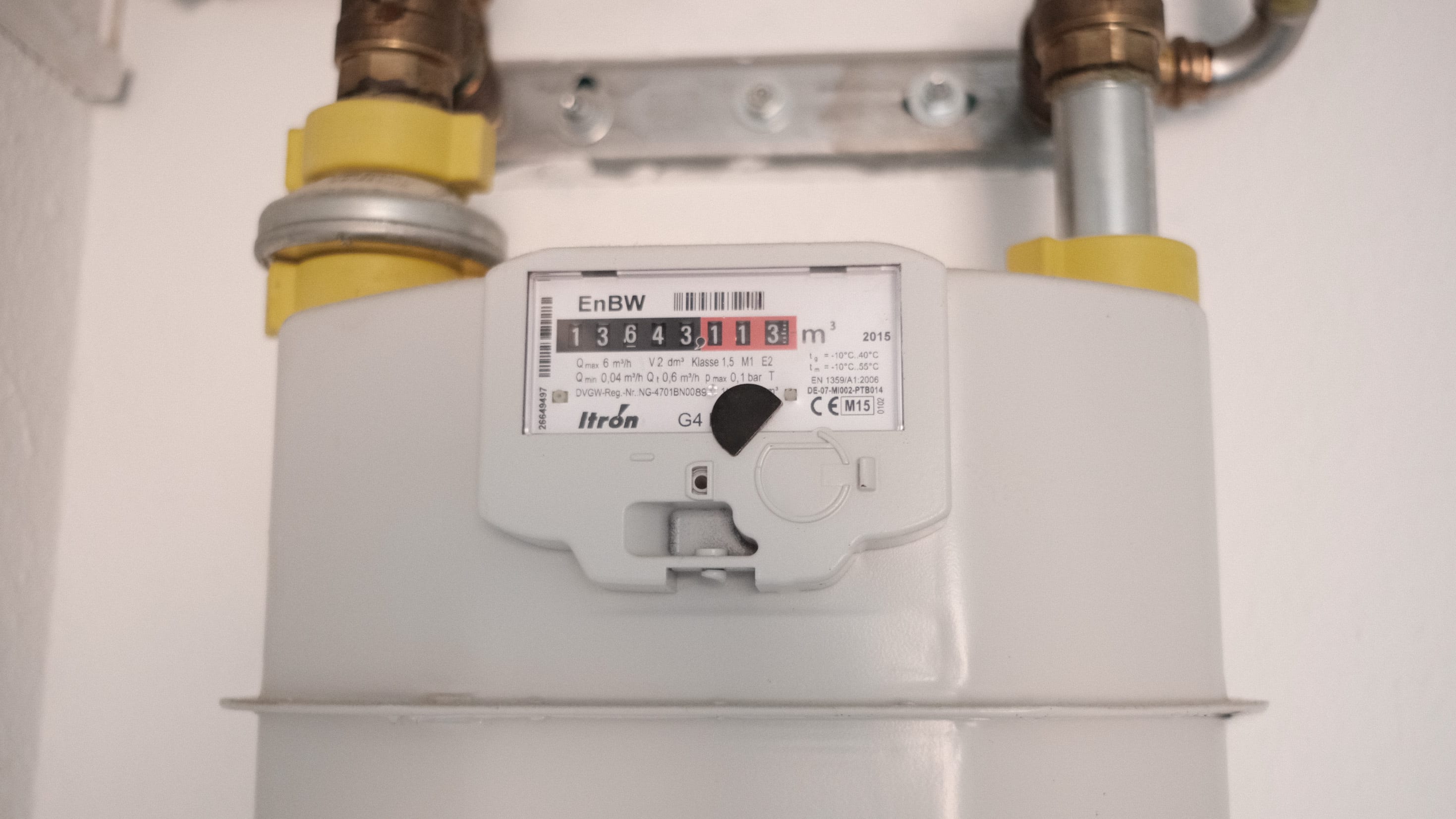 Metallplatte an der Schnittstelle des Gaszählers angebracht