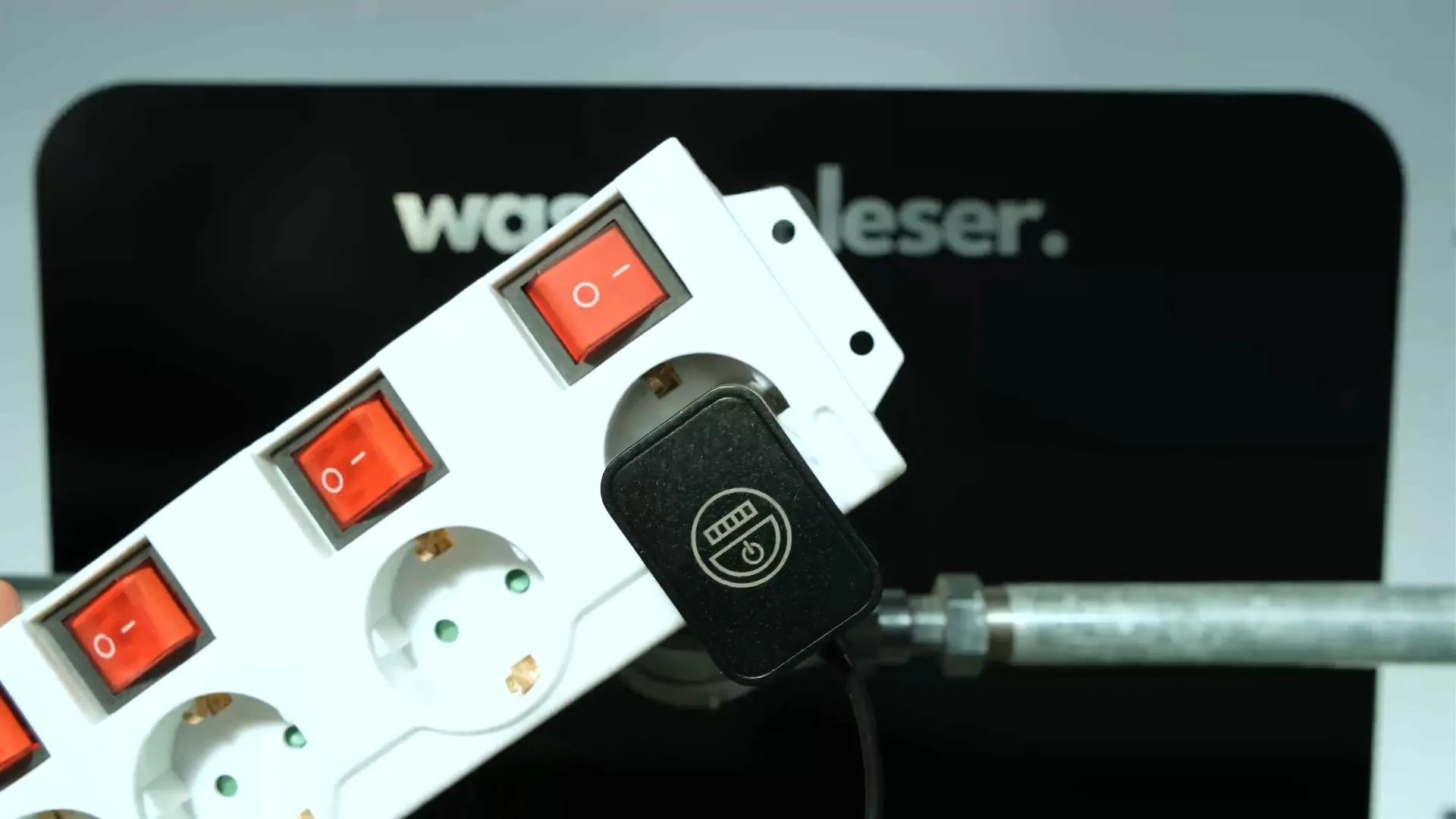 Netzteil in Steckdose stecken